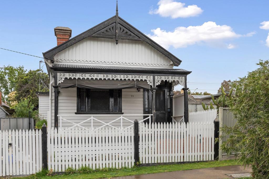 71 Gladstone St, Quarry Hill, VIC 3550