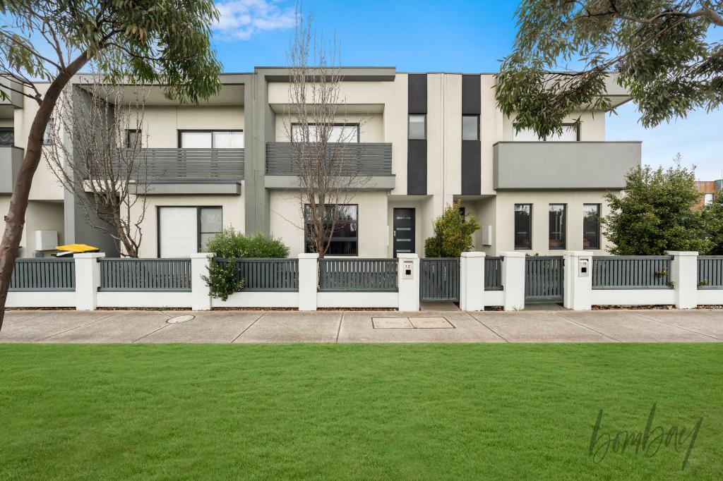 12 ERROL BVD, MICKLEHAM, VIC 3064