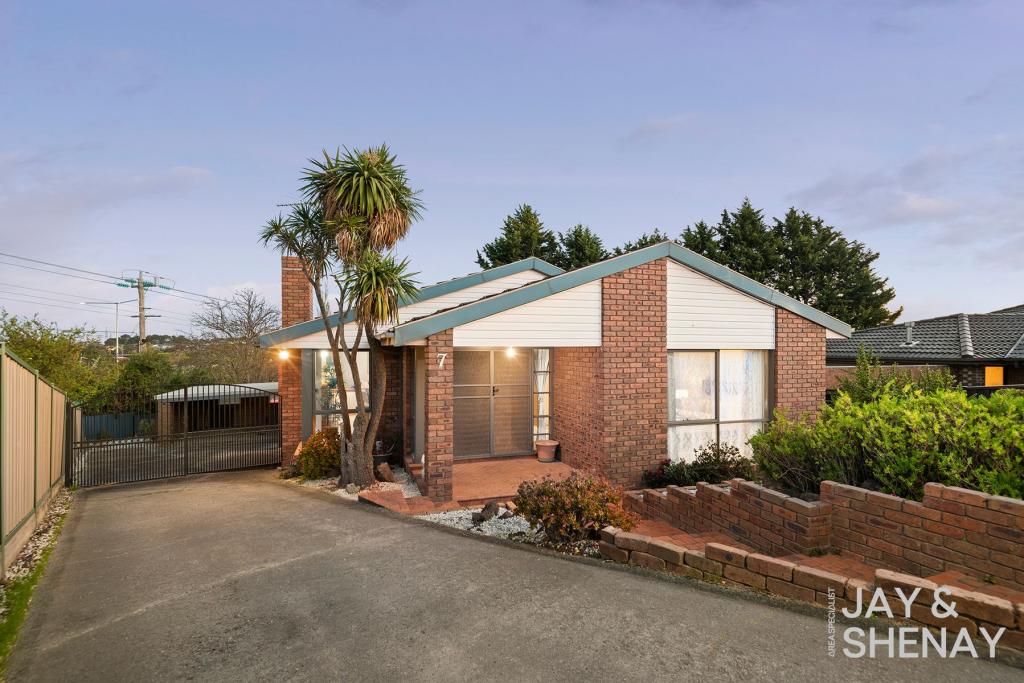 7 MONTAGUE CT, ENDEAVOUR HILLS, VIC 3802