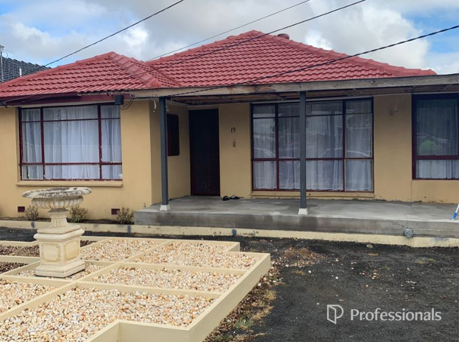 19 FOX ST, ST ALBANS, VIC 3021