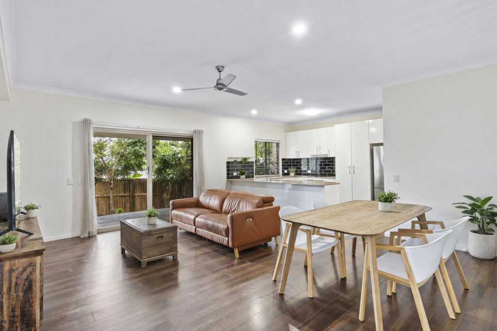 2/18 Fourth Ave, Labrador, QLD 4215