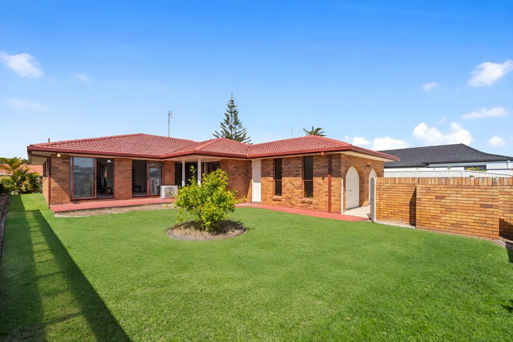 11 Reef Ct, Mermaid Waters, QLD 4218