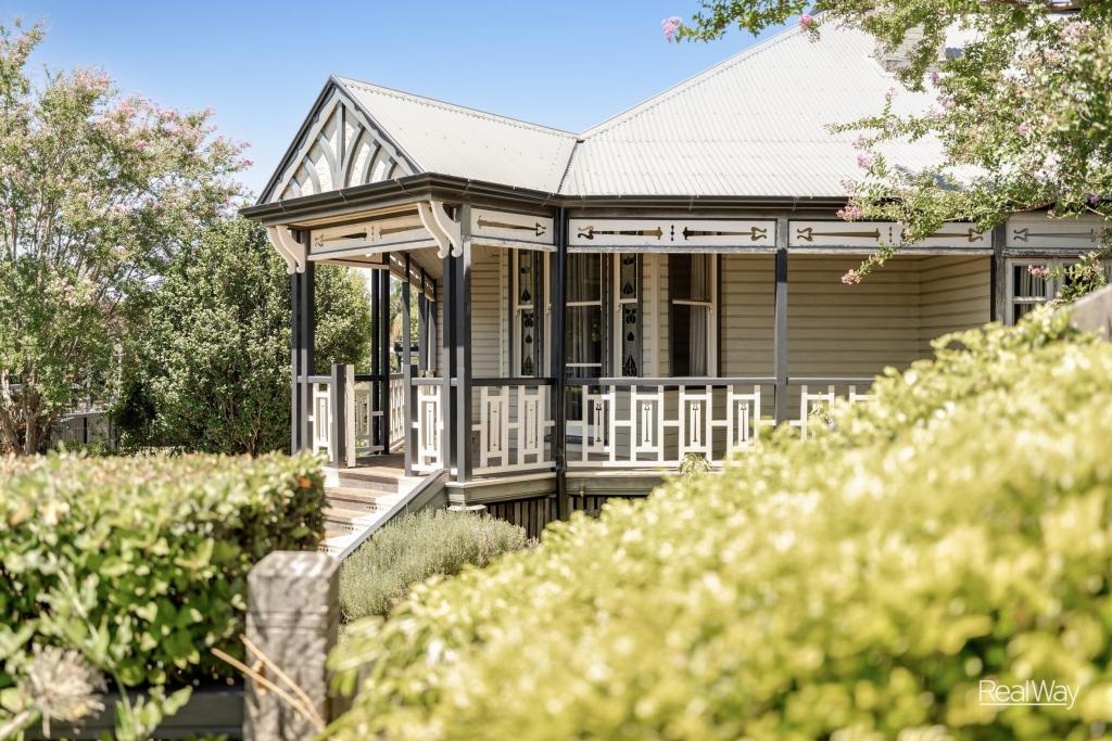 133 West St, Newtown, QLD 4350