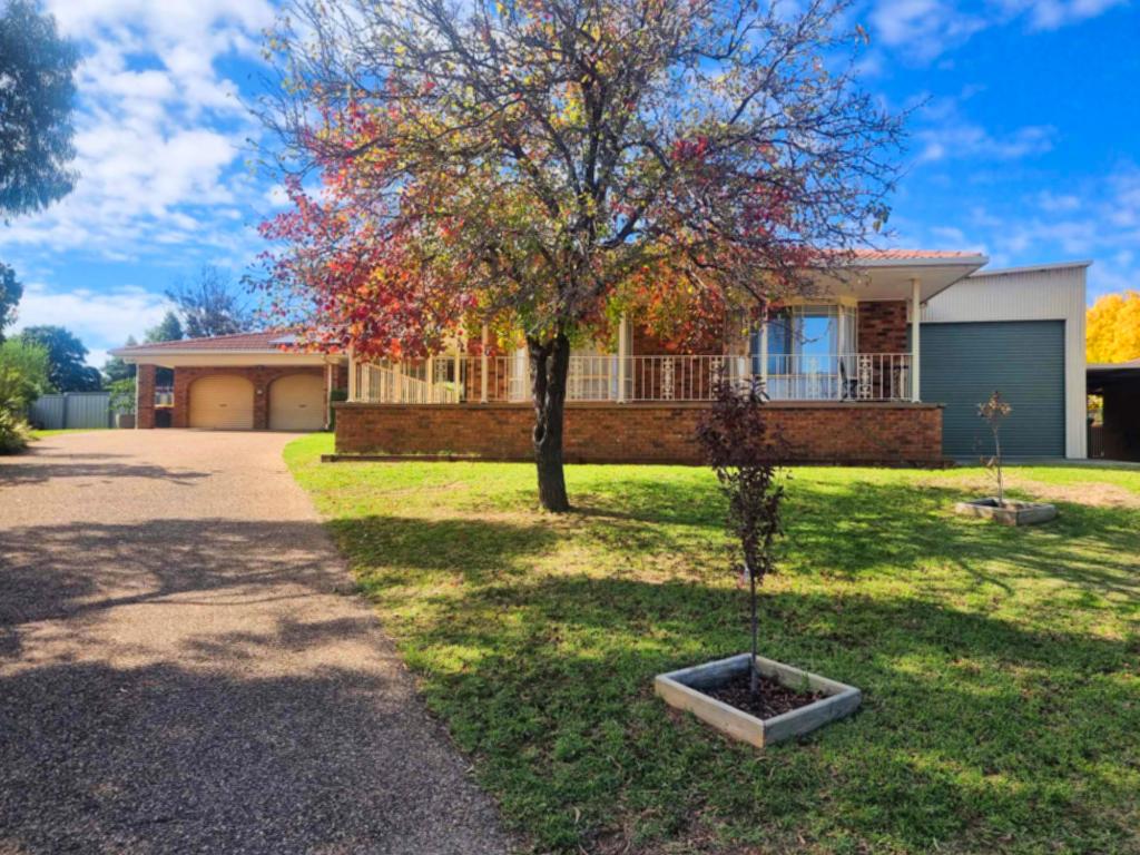 40 Pineview Cct, Young, NSW 2594
