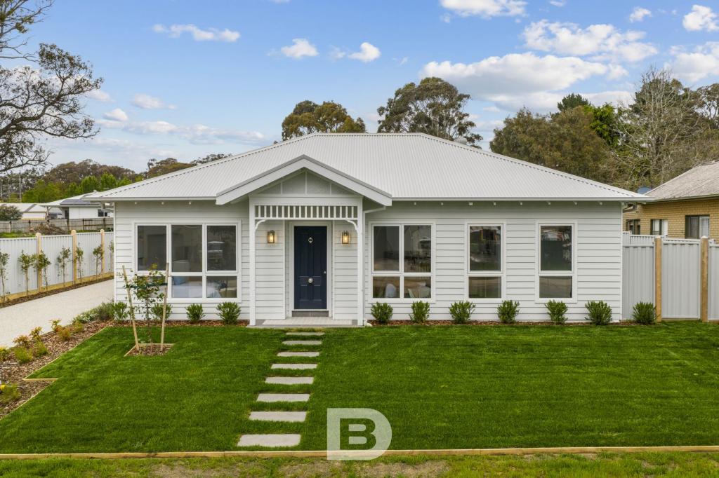 1/8 LIGAR ST, WOODEND, VIC 3442