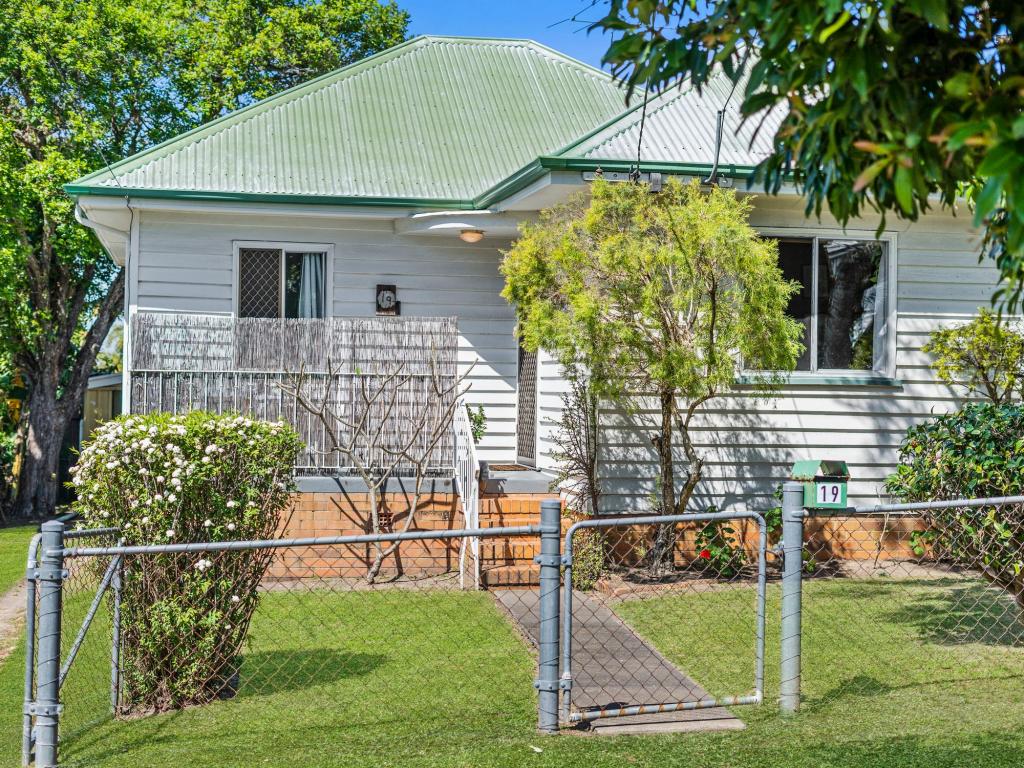 19 Bethania St, Lota, QLD 4179