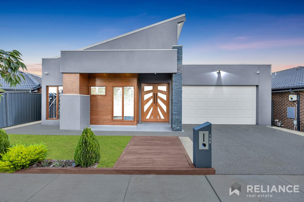 102 ATHERSTONE BVD, STRATHTULLOH, VIC 3338