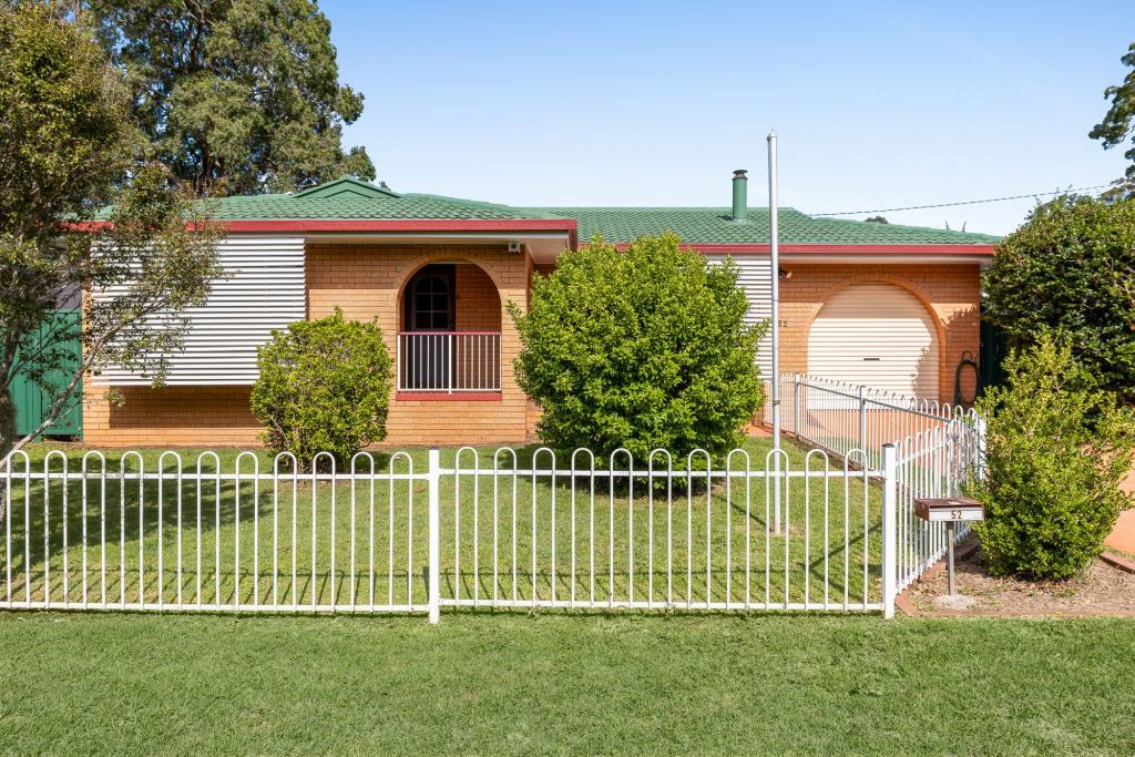 52 Stuart St, Mount Lofty, QLD 4350