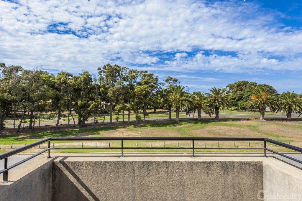 30 STAMFORD CRES, SECRET HARBOUR, WA 6173