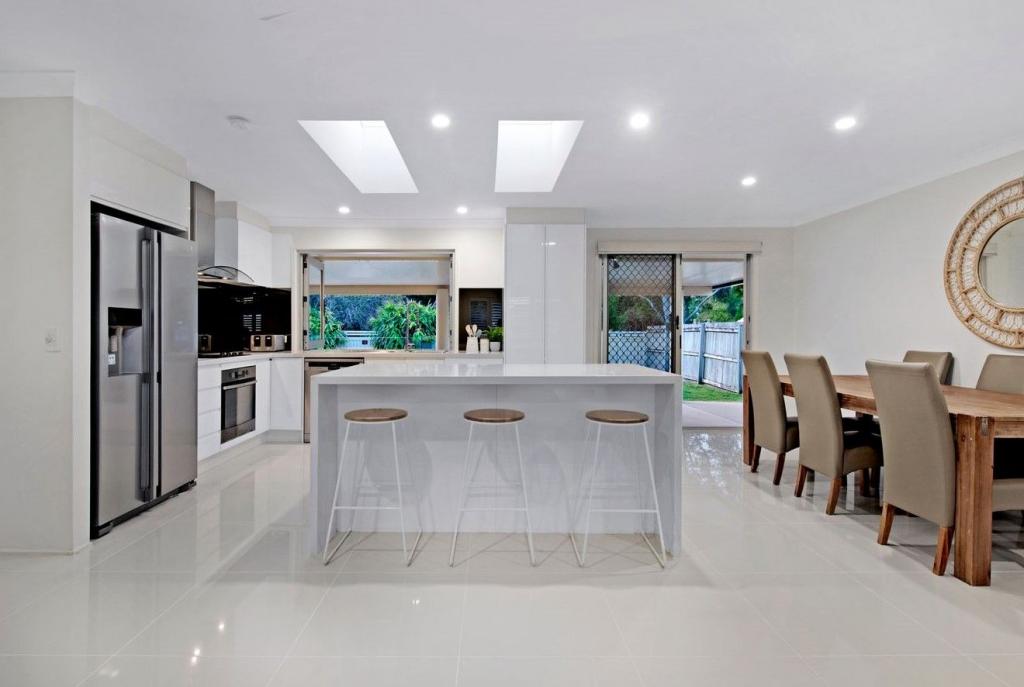 58 Arcadia Dr, Mermaid Waters, QLD 4218