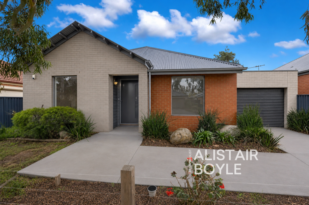 3 Paperbark Dr, Pakenham, VIC 3810