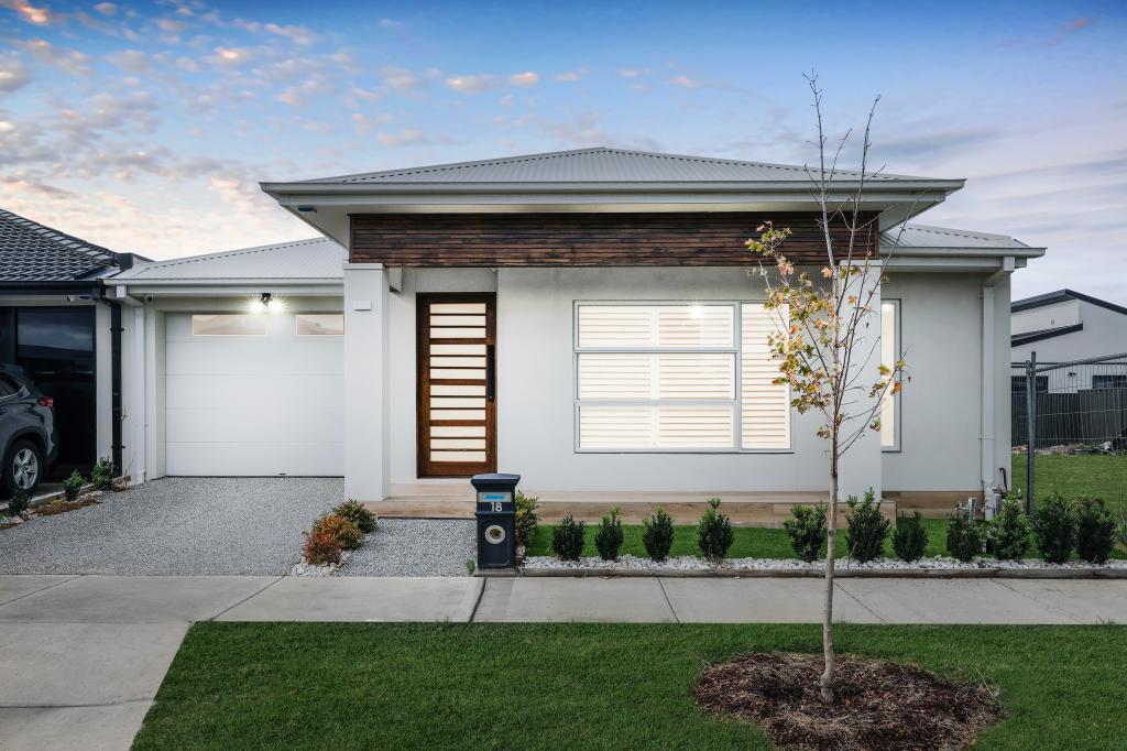 18 THYRIDIA ST, MICKLEHAM, VIC 3064