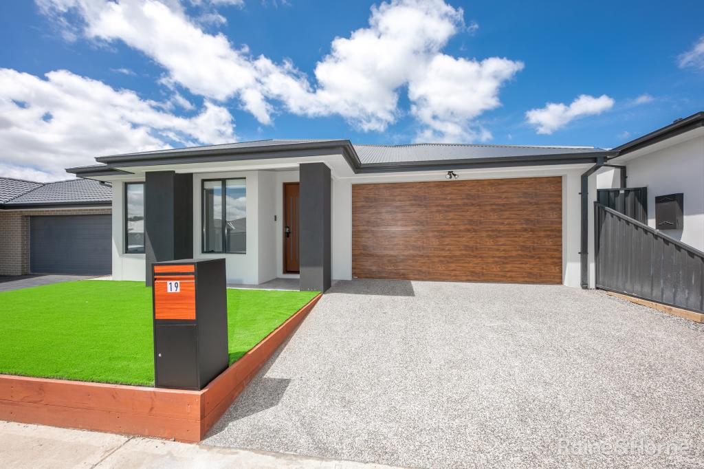 19 Runnel St, Sunbury, VIC 3429