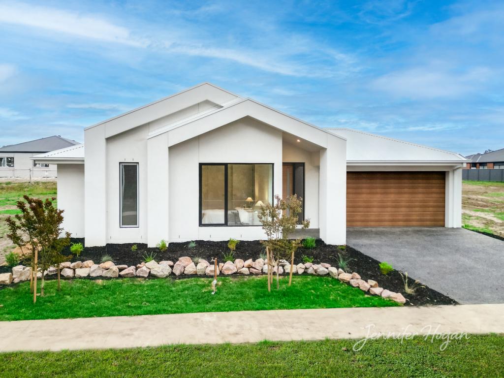 61 PLANTATION RD, DROUIN, VIC 3818