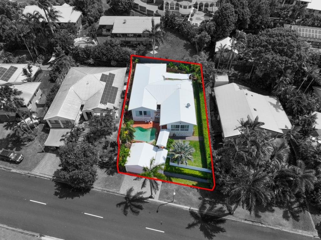 9 Southerden Dr, Mooroobool, QLD 4870