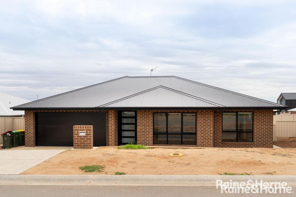 19 Wyoming Ave, Gobbagombalin, NSW 2650
