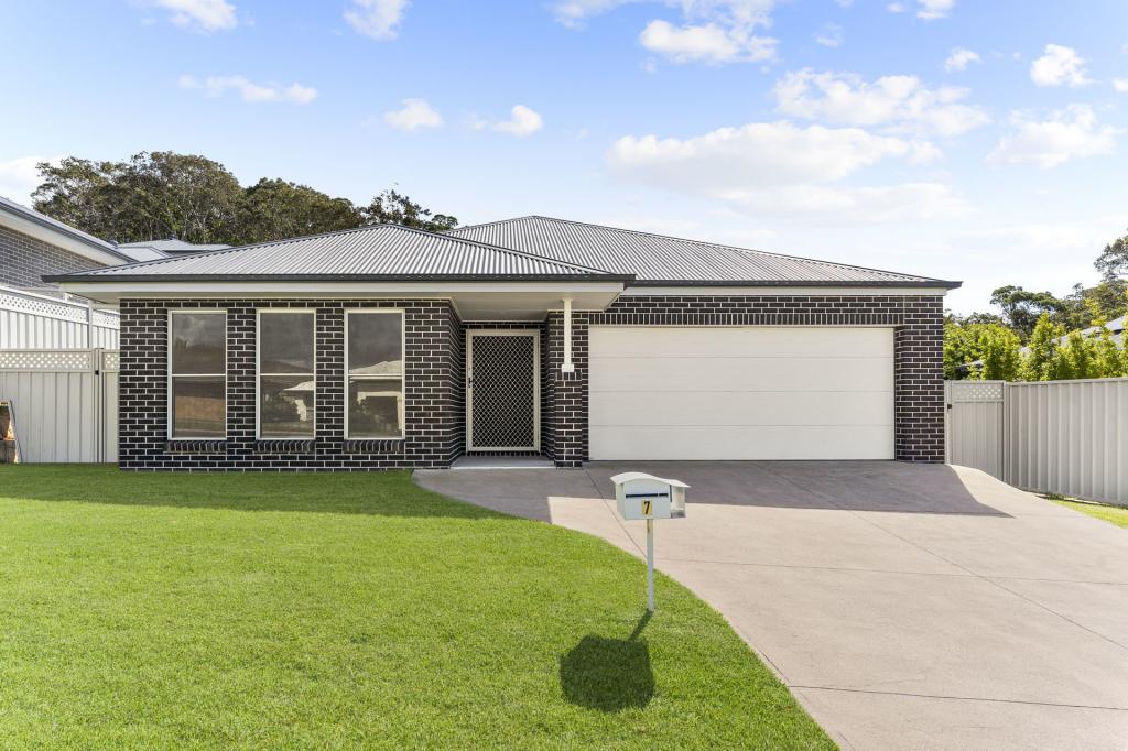 7 Adele Ave, Wadalba, NSW 2259