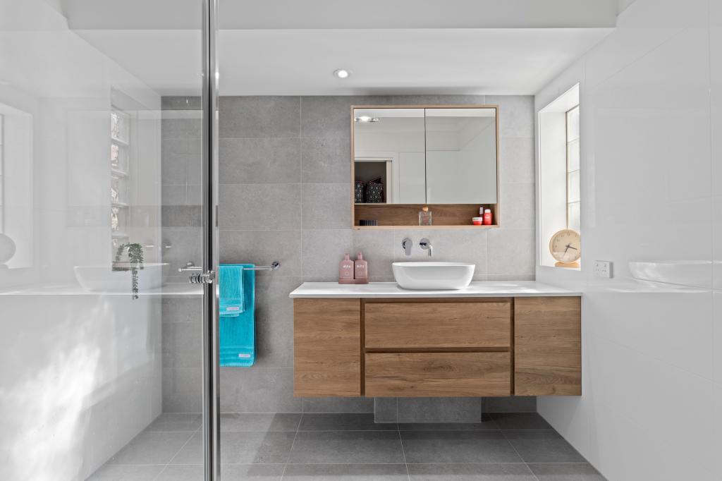 15 Meadowvale Dr, Grovedale, VIC 3216