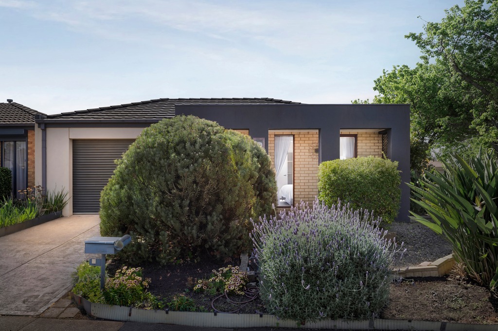 2 Sherwood Pl, Melton West, VIC 3337