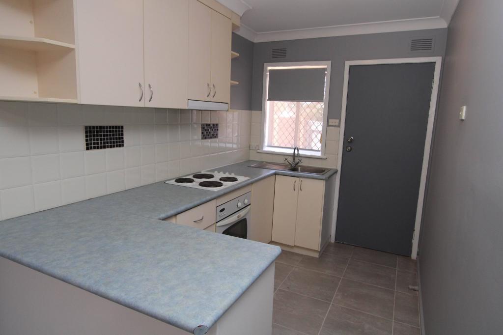 1/4 Joyes Pl, Tolland, NSW 2650