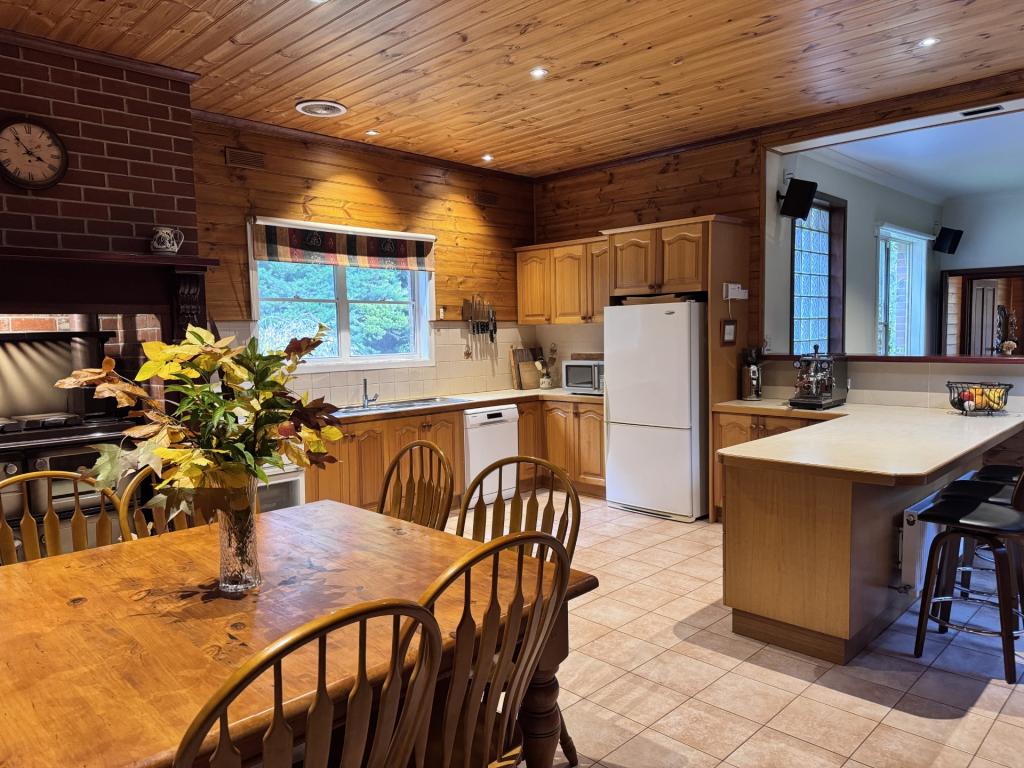 61 Whitelodge Rd, Woodend, VIC 3442