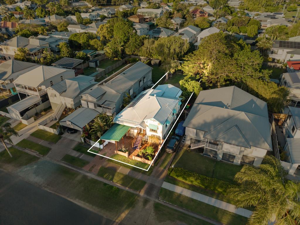 52 Palm Ave, Shorncliffe, QLD 4017