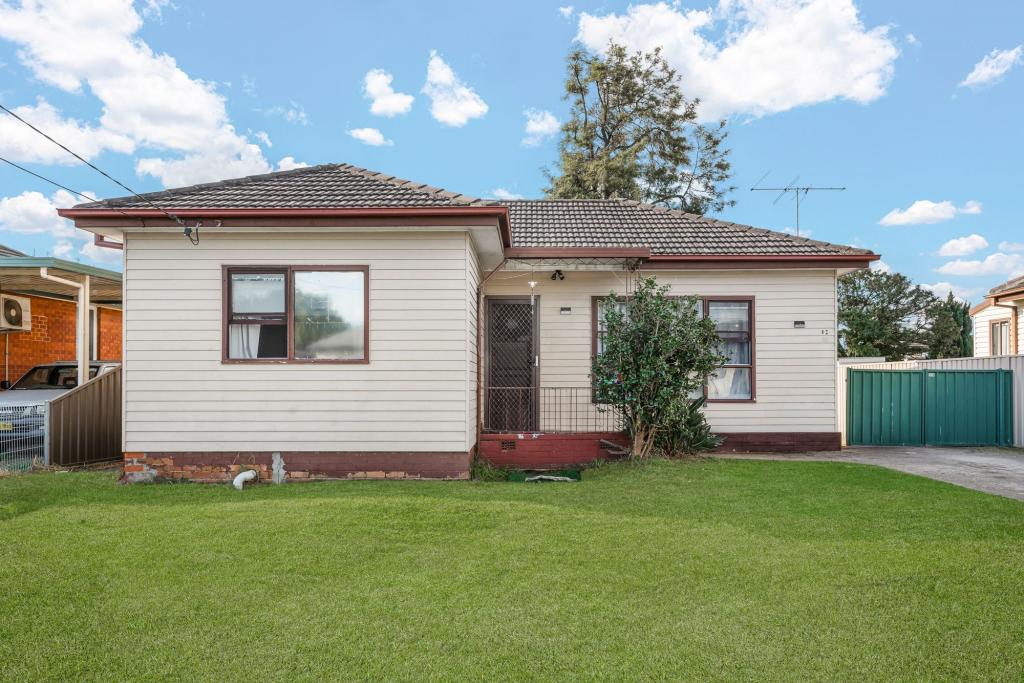 33 & 33a Gregory Ave, Oxley Park, NSW 2760