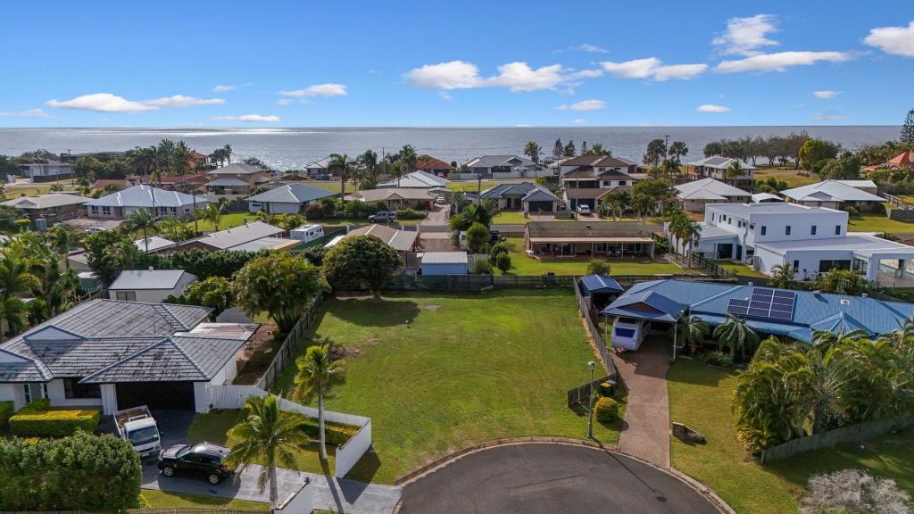 3 BOBBY PL, CORAL COVE, QLD 4670