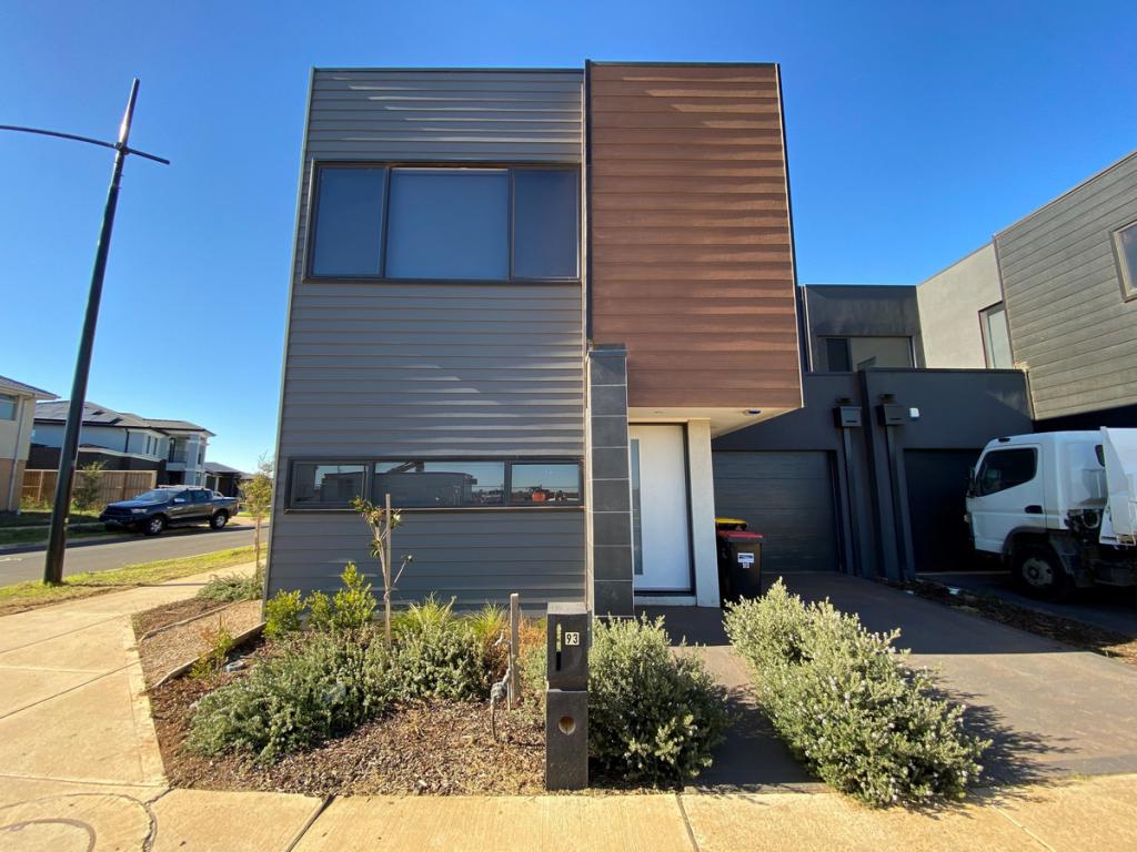 93 VERE CT, DEANSIDE, VIC 3336