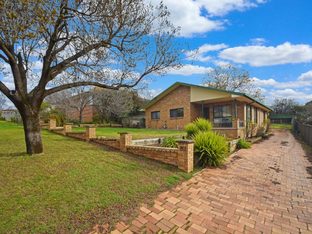 33 Cowper St, Young, NSW 2594