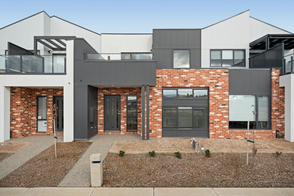 7 YSER WALK, BERWICK, VIC 3806