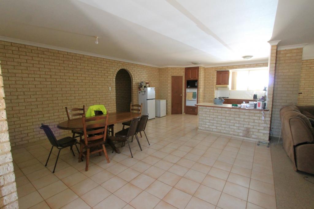 22 Farrar Pde, Merredin, WA 6415