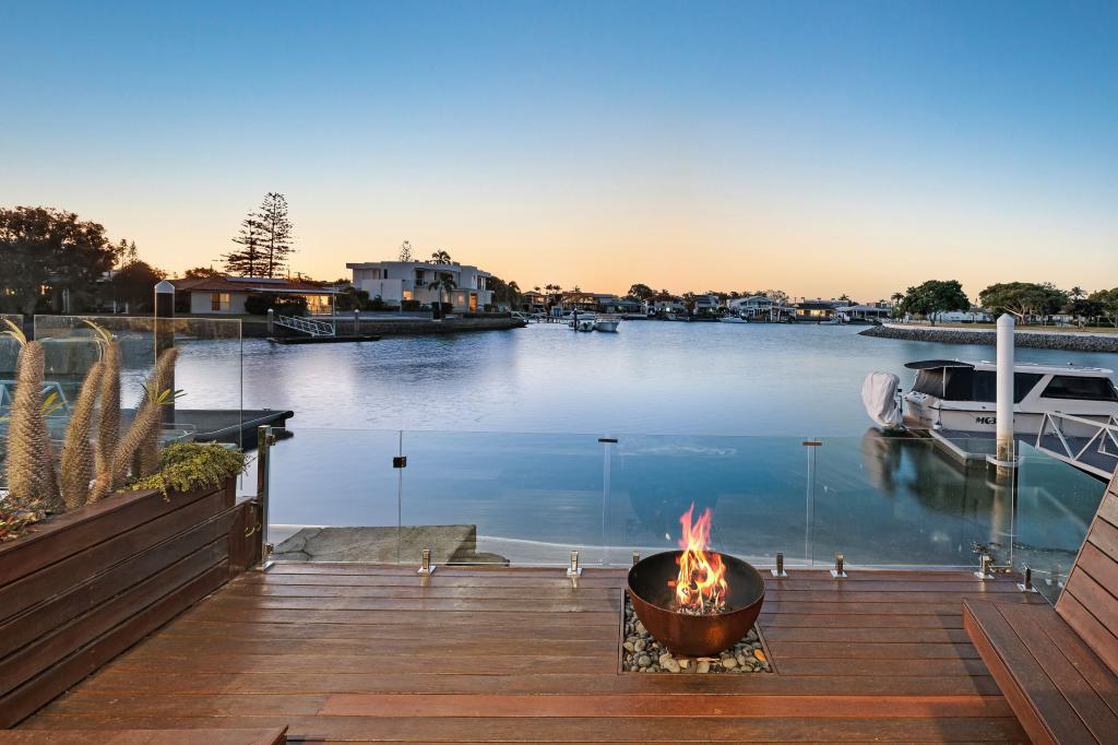 35 Vaggelas Cres, Biggera Waters, QLD 4216