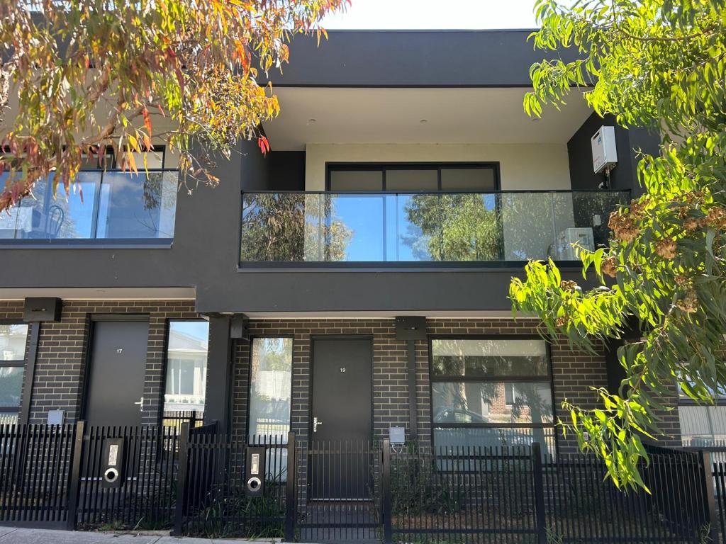 19 TRIBUTE RD, CRAIGIEBURN, VIC 3064