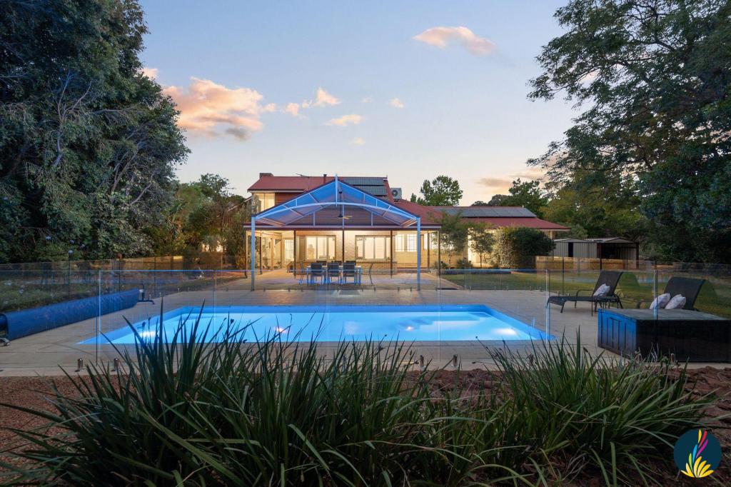 2 Coachmans Pl, Roleystone, WA 6111