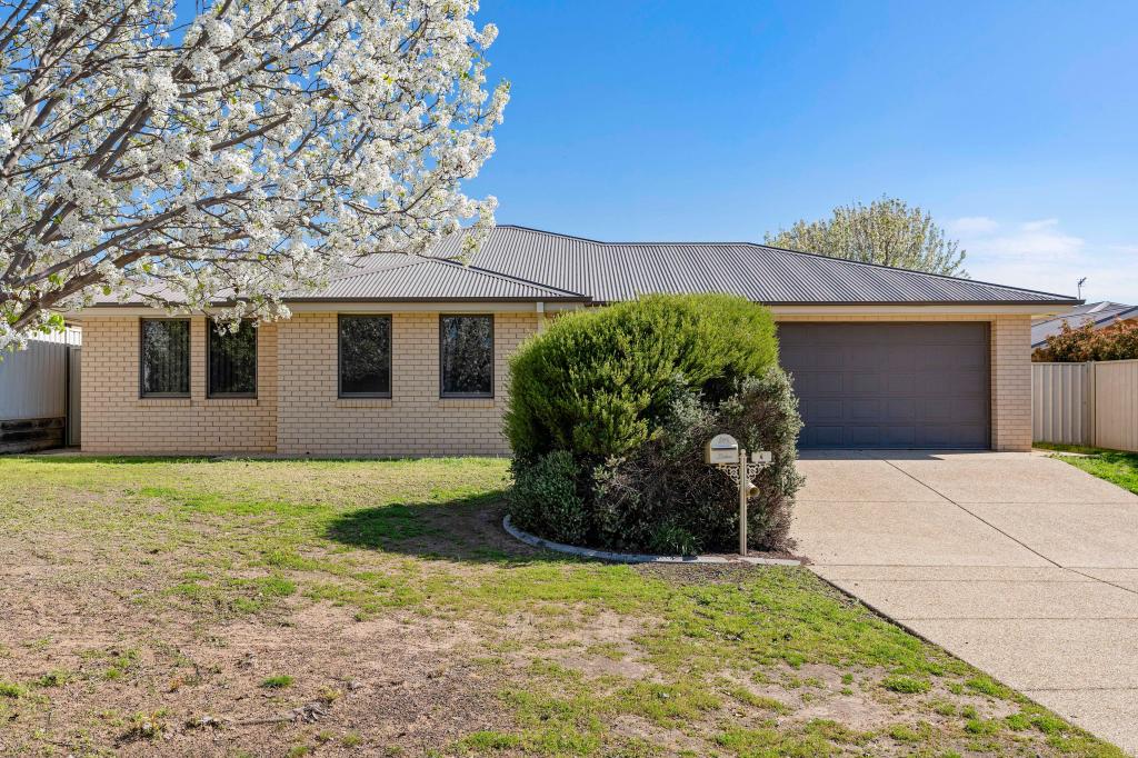 4 Dundale Cres, Estella, NSW 2650