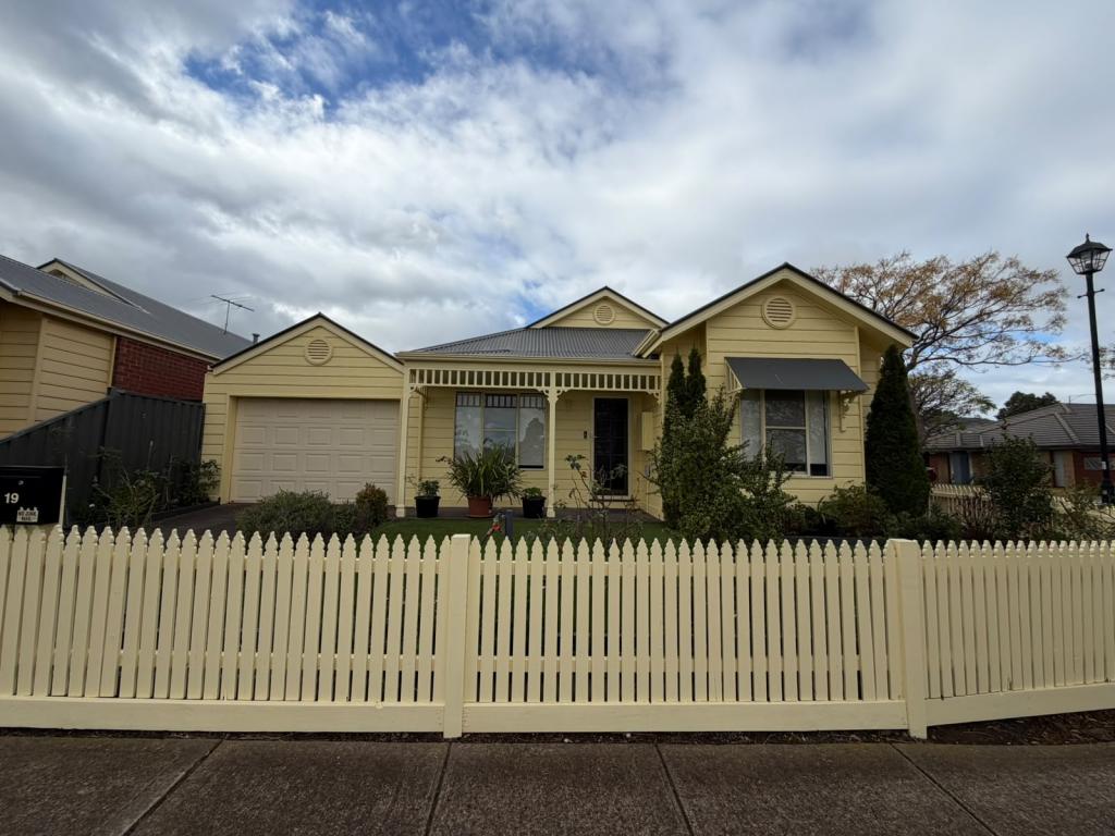 19 Streeton Ave, Caroline Springs, VIC 3023