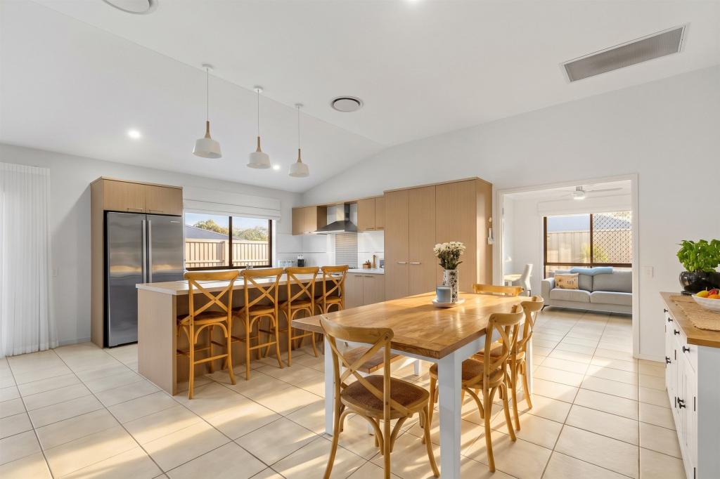 2 IRONBARK CCT, EVERTON HILLS, QLD 4053