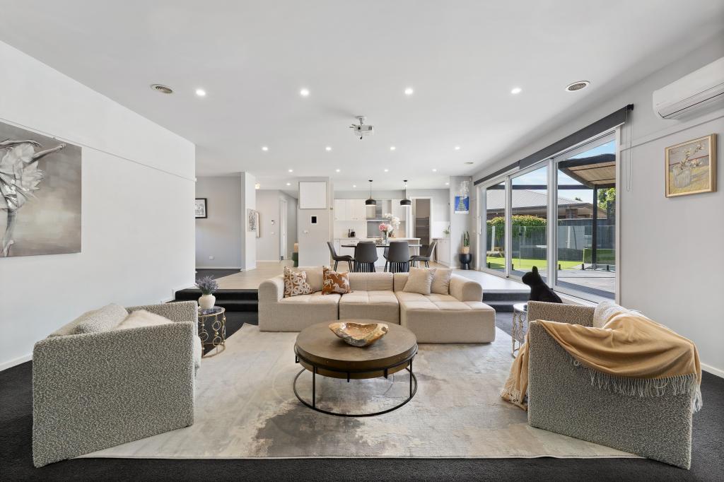 3 Brightstone Dr, Clyde North, VIC 3978