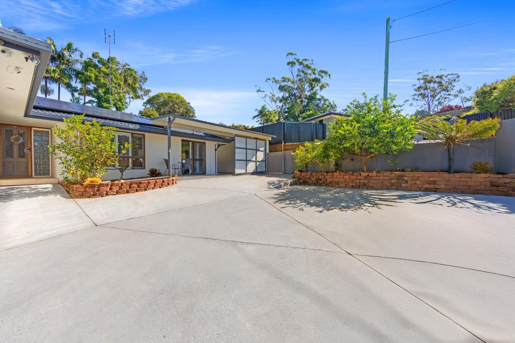 8 DANIEL CRES, ASHMORE, QLD 4214