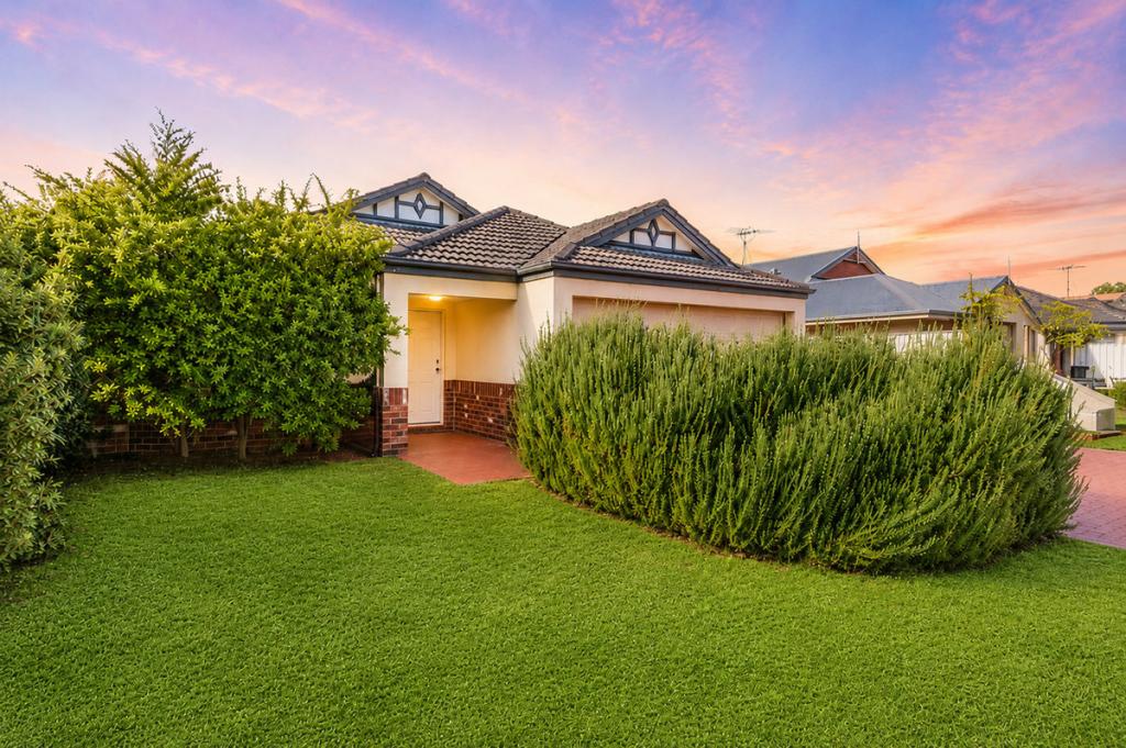 12 PINEKNOLL GDNS, MEADOW SPRINGS, WA 6210