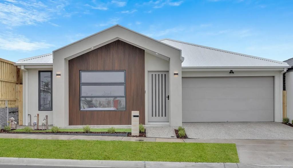 8 BALLYCARRANE ST, WOODSTOCK, VIC 3751