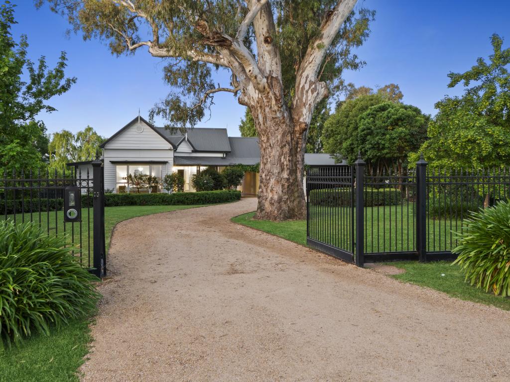 15 Logan St, Mansfield, VIC 3722