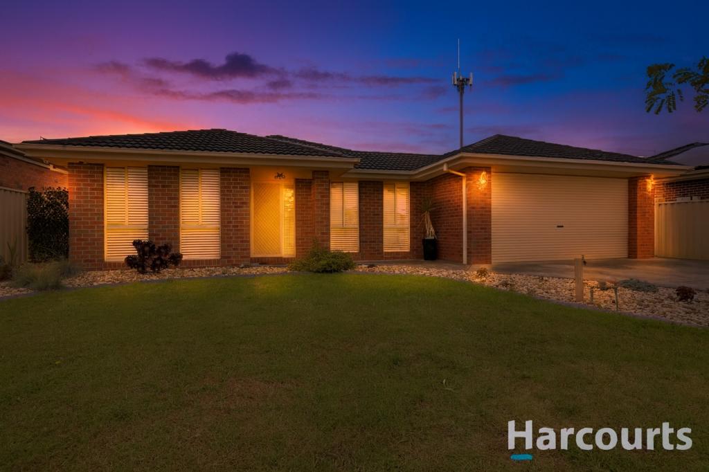 19 Sapphire Cres, Pakenham, VIC 3810