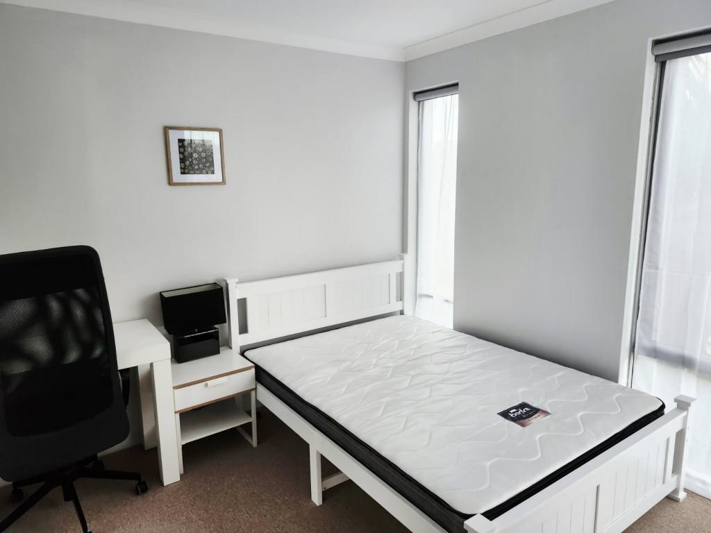 ROOM ONLY/22 HOLLYFORD PDE, BUTLER, WA 6036