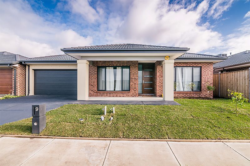 9 Quist Pde, Cranbourne West, VIC 3977