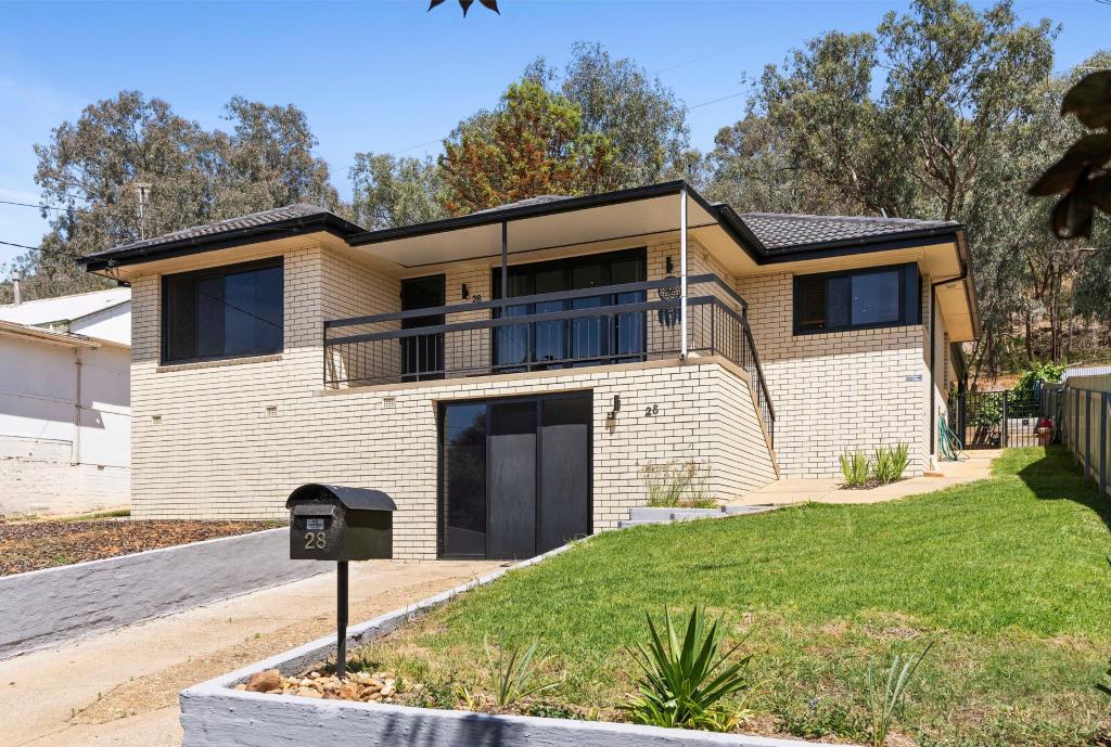 28 Warrawong St, Kooringal, NSW 2650