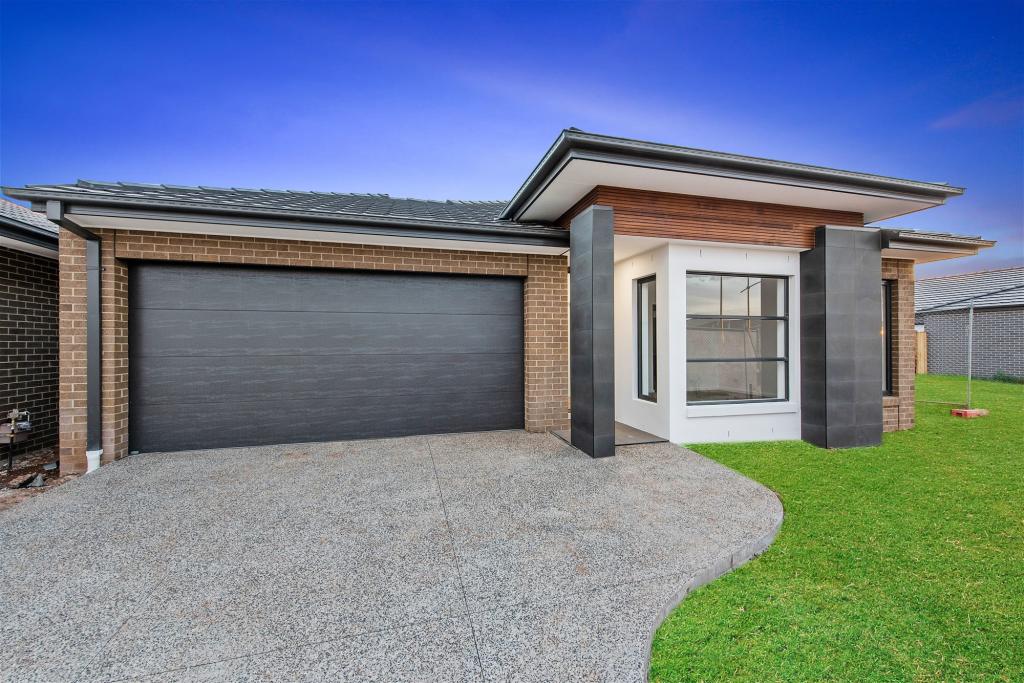 17 Malone Cct, Deanside, VIC 3336