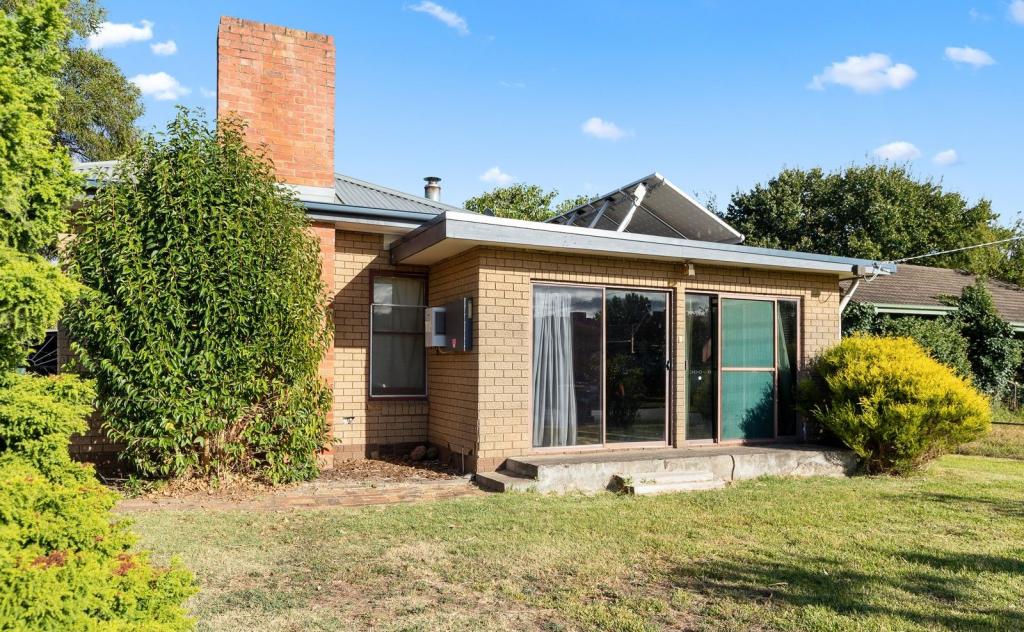 17 FINLASON ST, MANSFIELD, VIC 3722