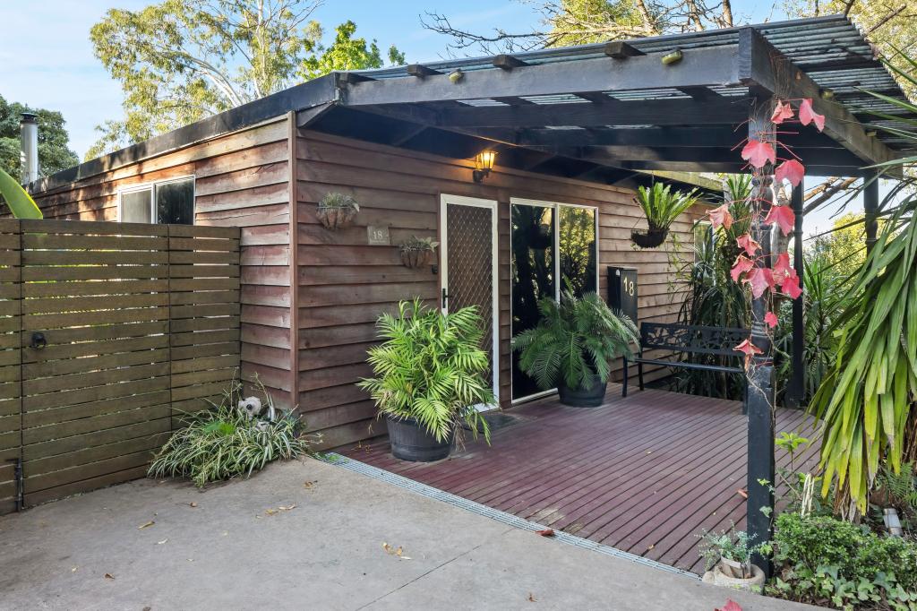 18 Kitchener Pde, Cockatoo, VIC 3781